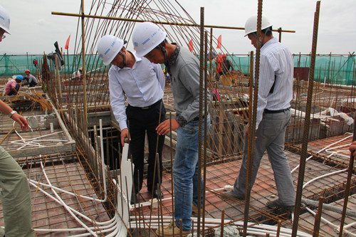 陈定华深入昭阳区工地为项目部解决实际困难