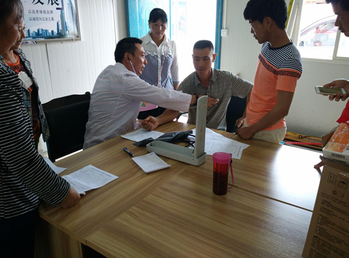 公司各直管部积极组织免费为农民工健康体检