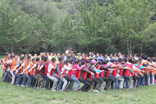 强队伍、讲协作、展风貌，为二建发展凝心聚力——公司组织中层以上领导干部进行户外拓展培训