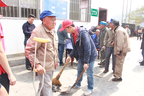 公司员工积极开展“学雷锋日”活动