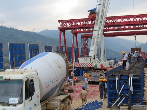 元蔓高速塞刀村大桥T梁首件完成浇筑