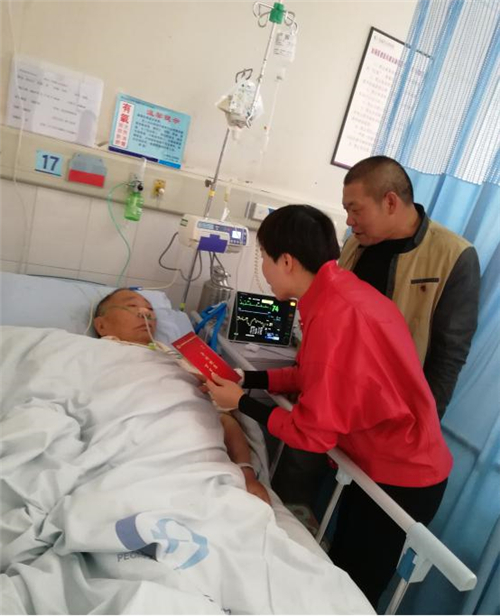 公司领导看望生病劳模