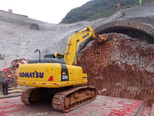 广那高速一分部土锅寨2号隧道左幅进洞