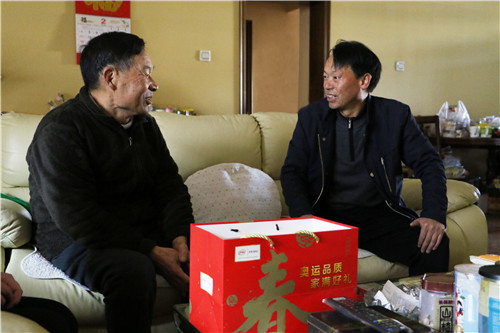 公司领导春节前走访慰问离退休干部及干部遗属