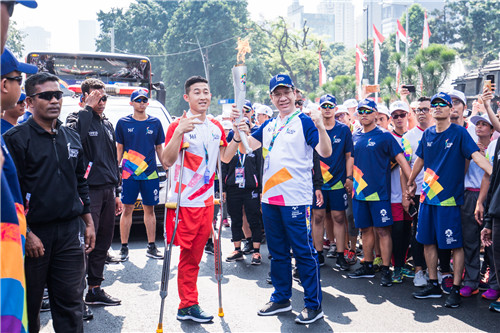 公司职工骆祥健在雅加达完成火炬传递