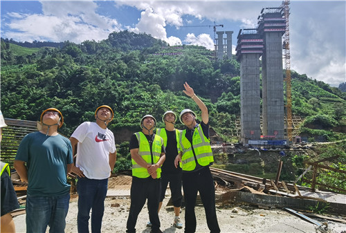 王现合、向小波带队到元阳片区开展中秋国庆双节慰问