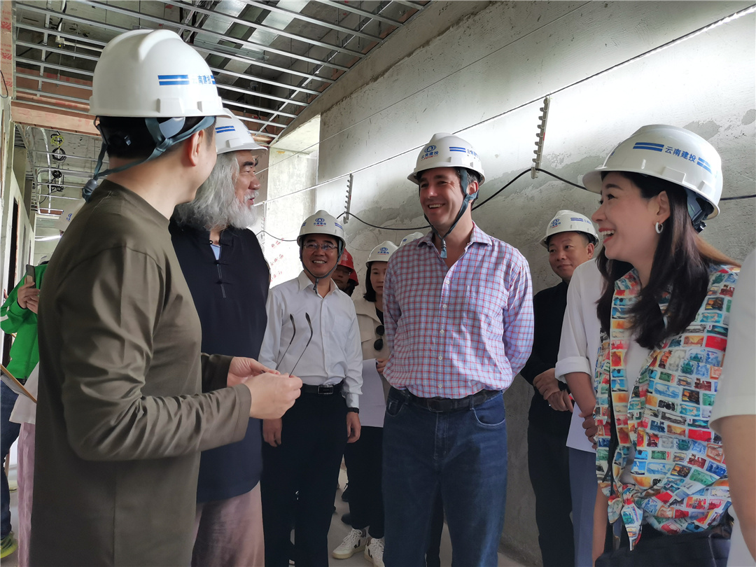 【调研检查】导演张纪中、企业家胡润一行调研景迈古树茶小镇1期A地块建设项目