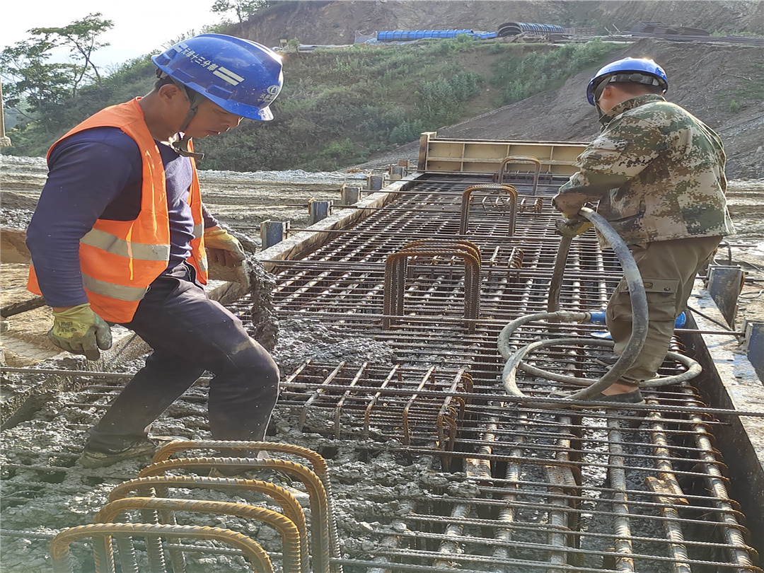 【大干春季】第四直管部元绿高速十三分部普村2号桥第一个盖梁浇筑完成