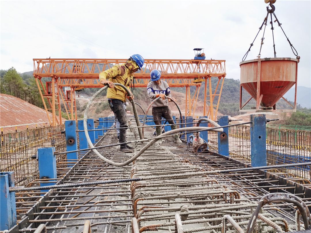 【大干春季】路桥分公司云兰高速首片T梁顺利浇筑完成
