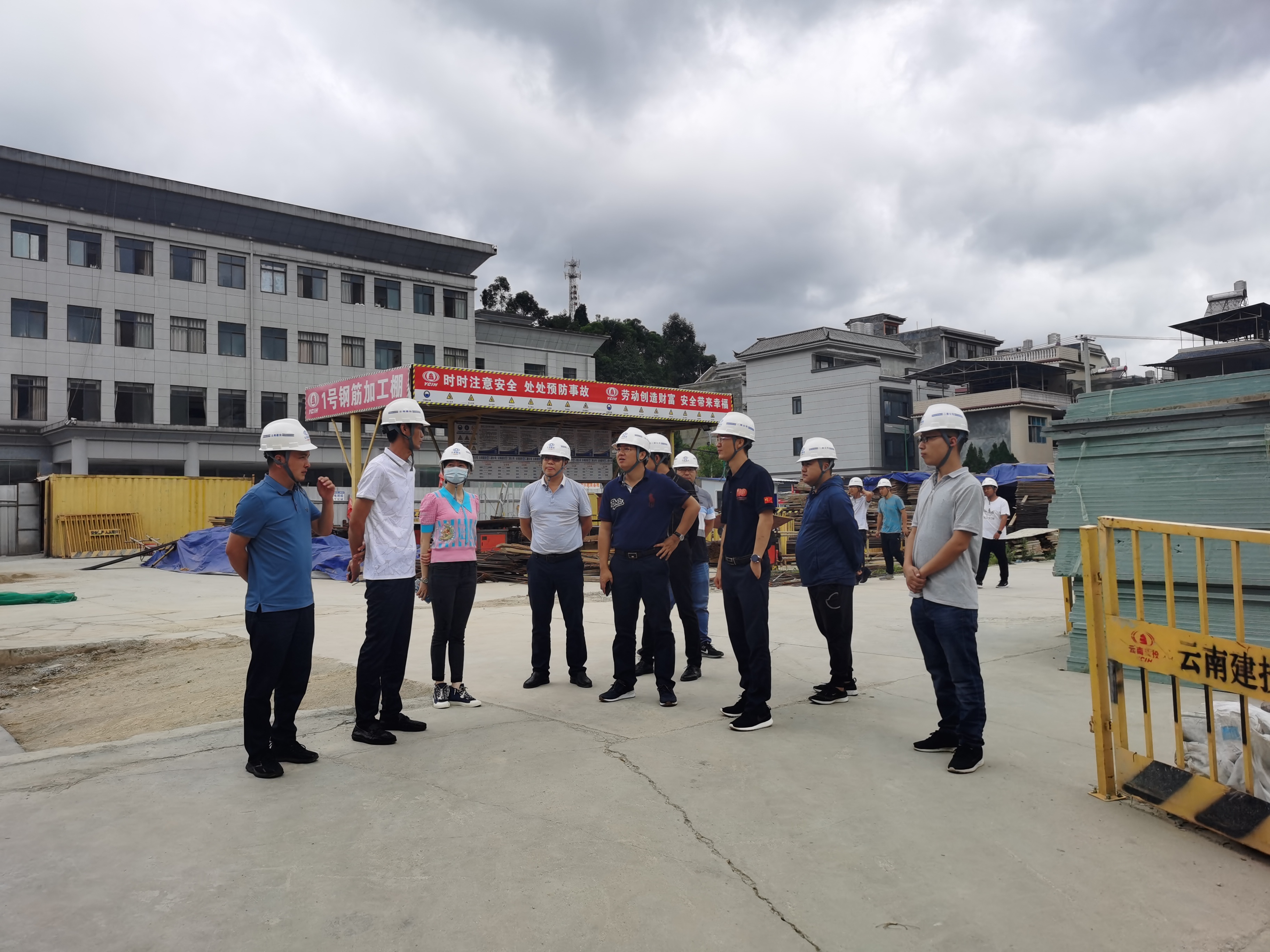 【我为群众办实事】万向遵一行检查指导凤庆县在建项目