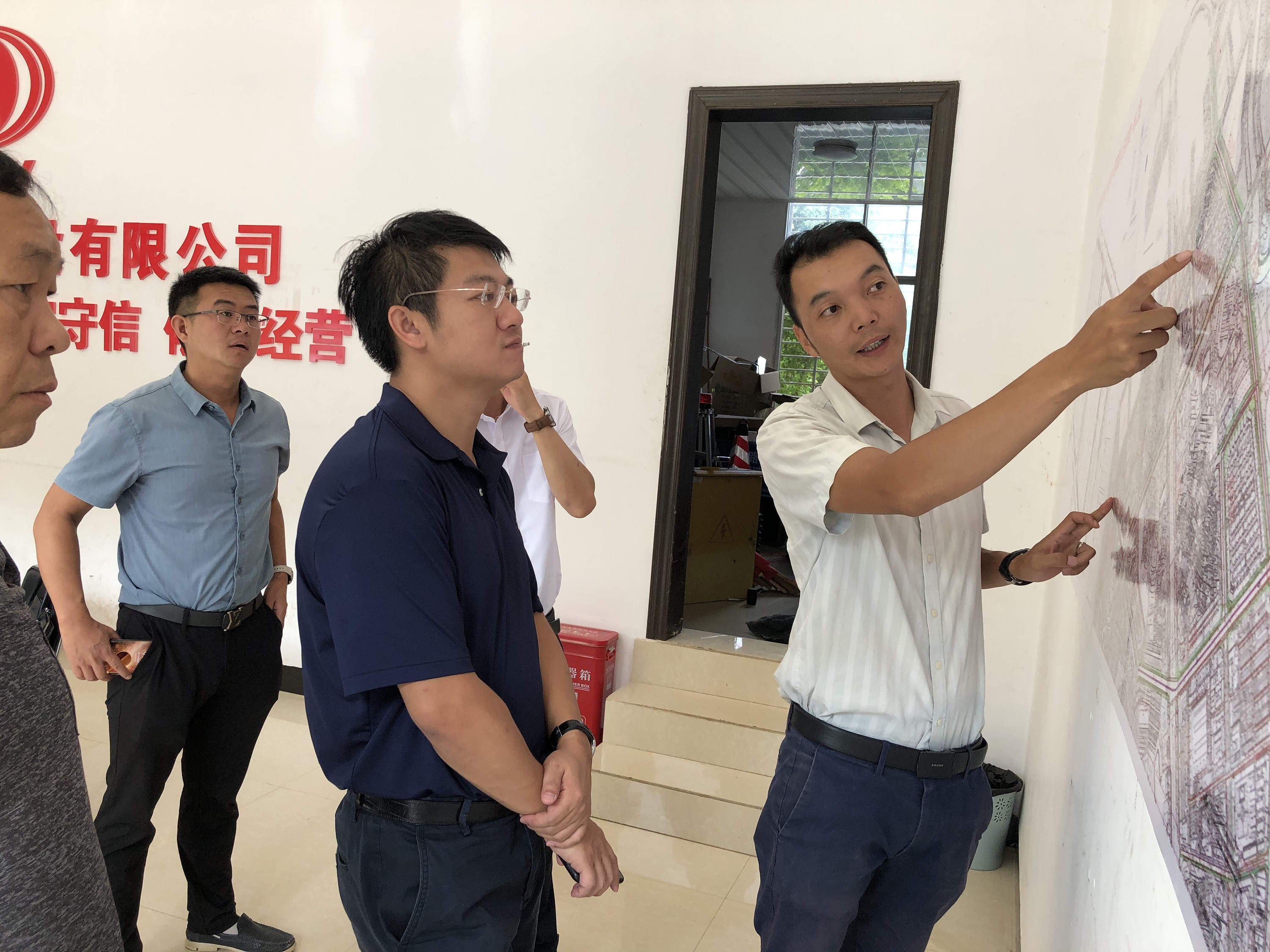 【我为群众办实事】万向遵一行调研文山市城区老旧路面改造项目