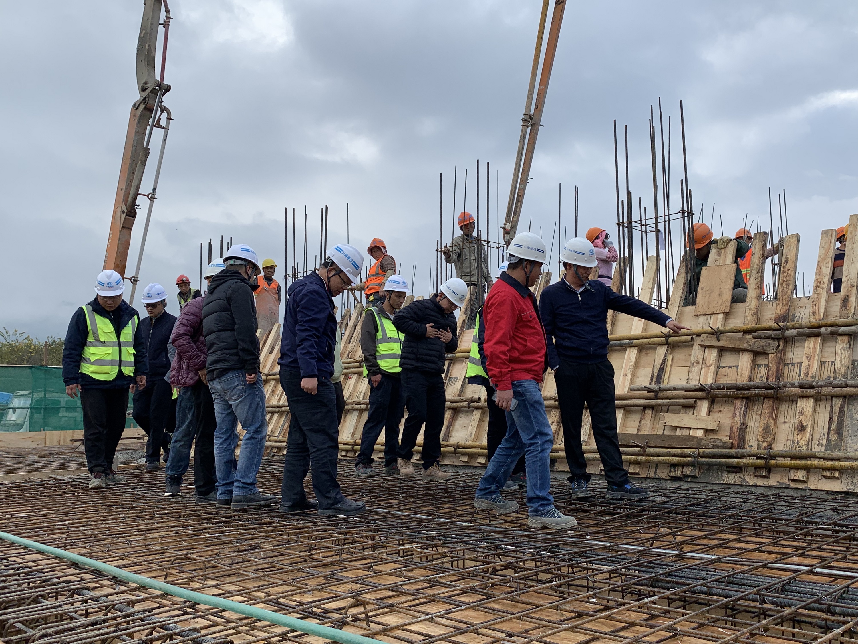 【我为群众办实事】陈定华一行到昆明阳宗海施家嘴搬迁项目调研