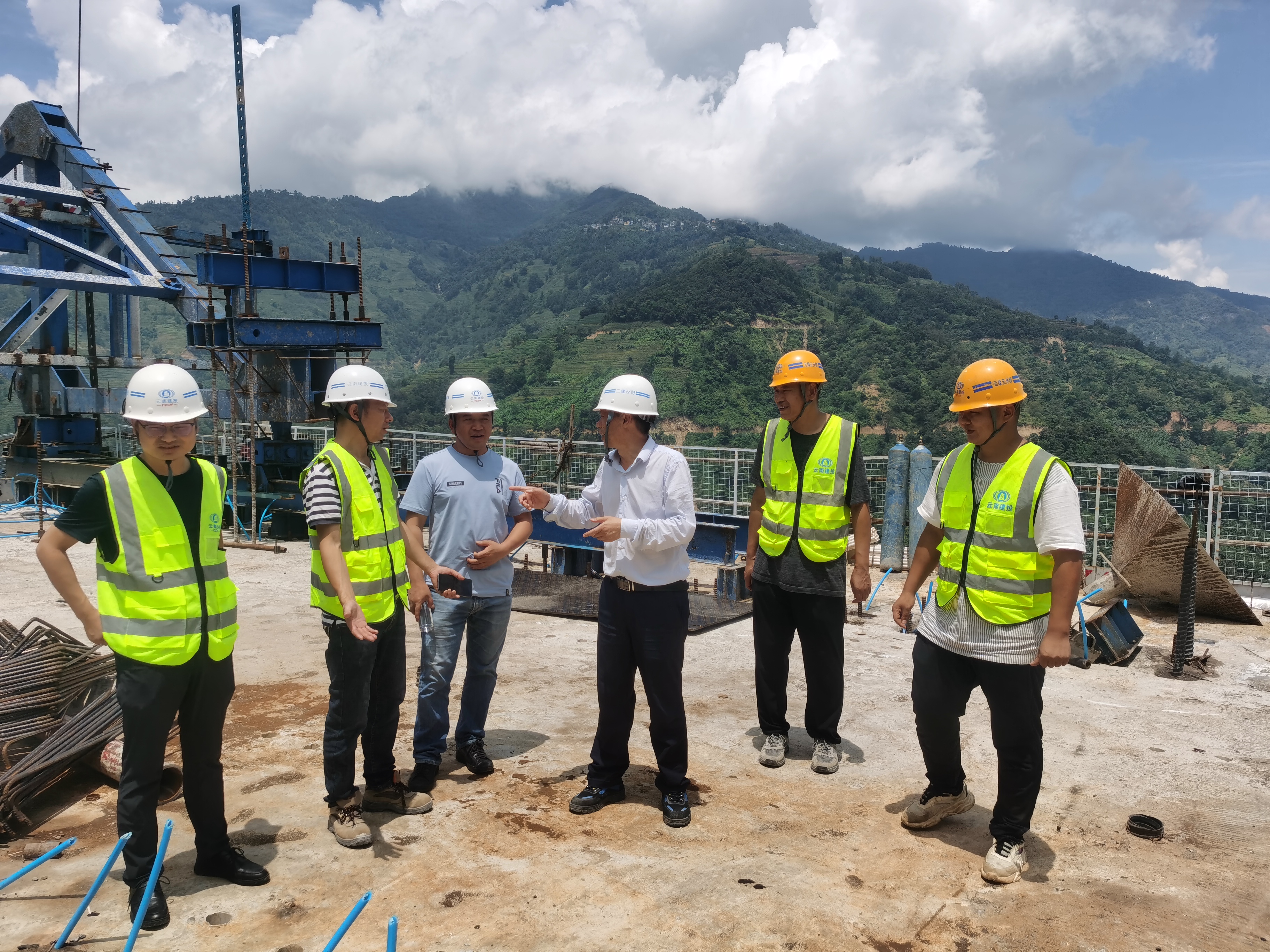 【贯彻一线工作法】陈定华一行到元绿高速公路工程土建五分部项目开展安全隐患大排查大整治工作