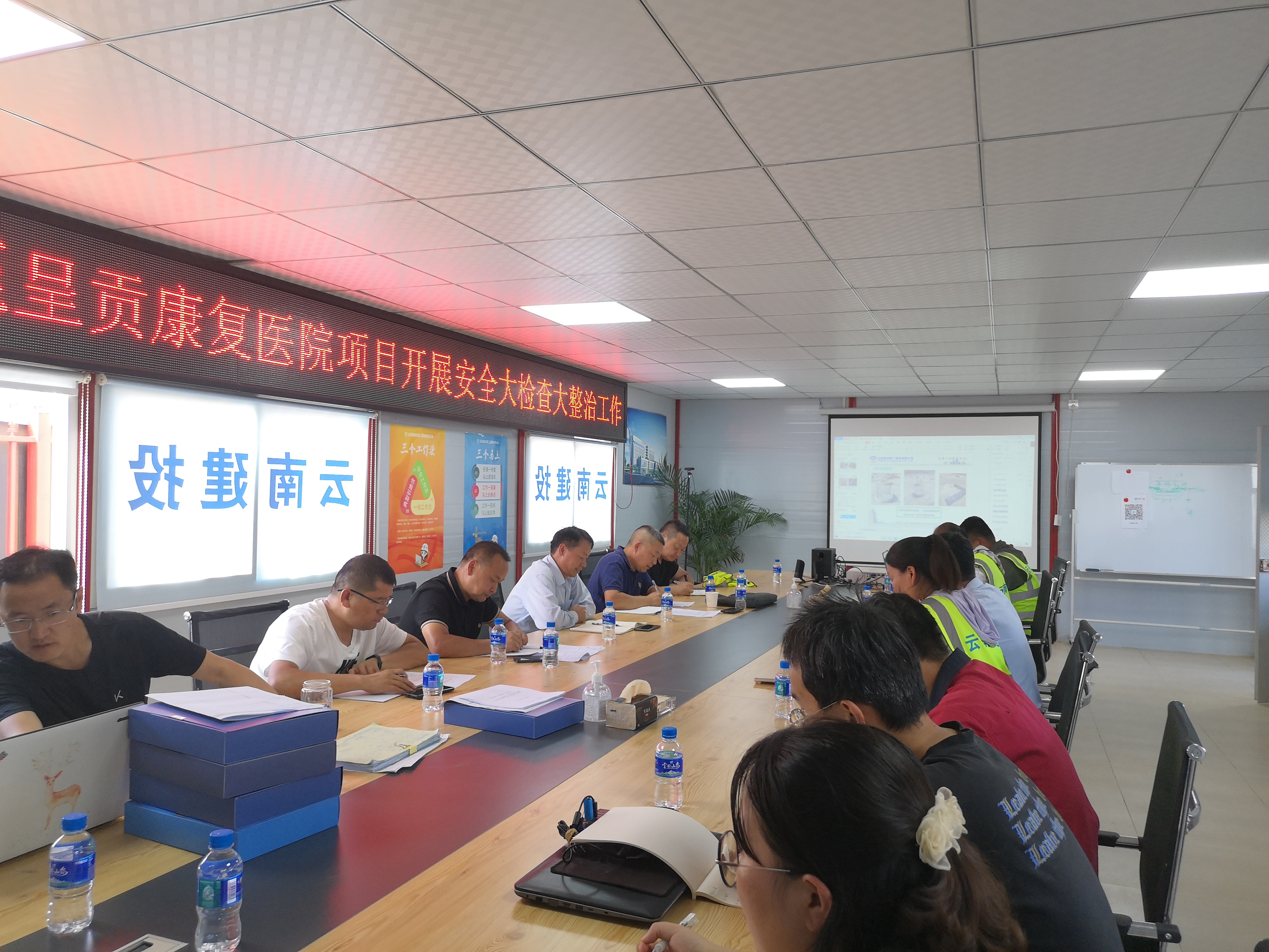 【贯彻一线工作法】陈定华一行到呈贡康复医院项目开展安全隐患大检查大整治工作