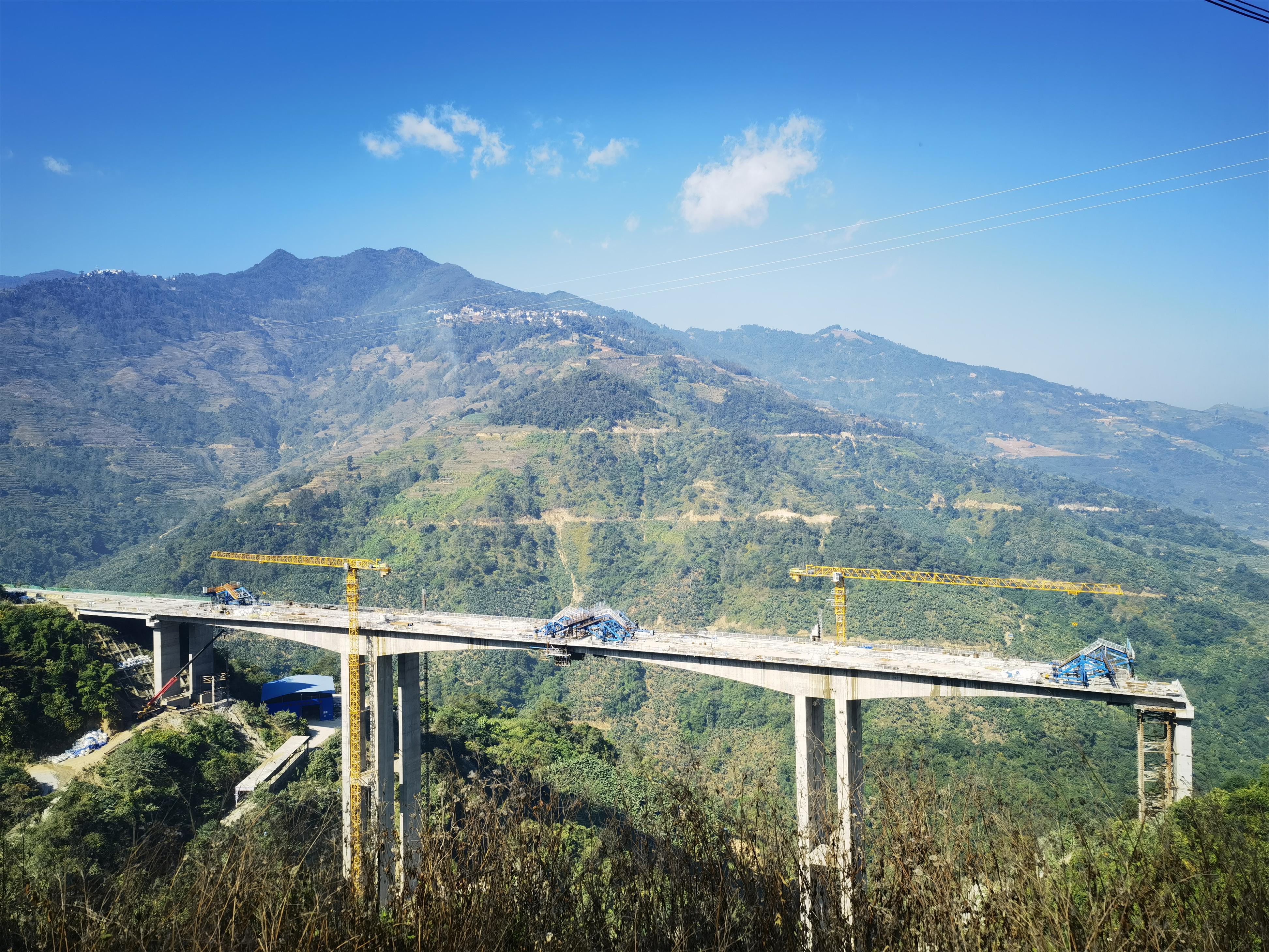 【决战四季度】元绿春高速小蚌嘎2号大桥左幅顺利合拢