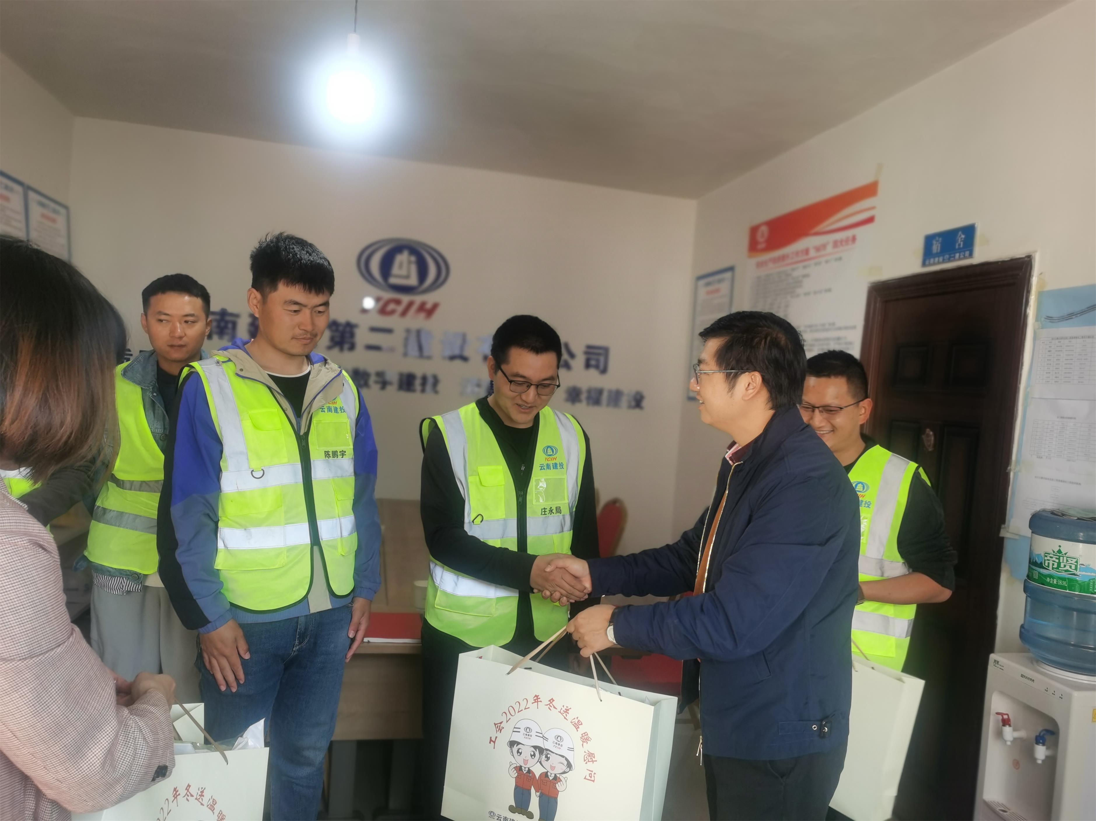 【贯彻一线工作法】万向遵到安石绿化项目调研并开展“冬送温暖”慰问活动