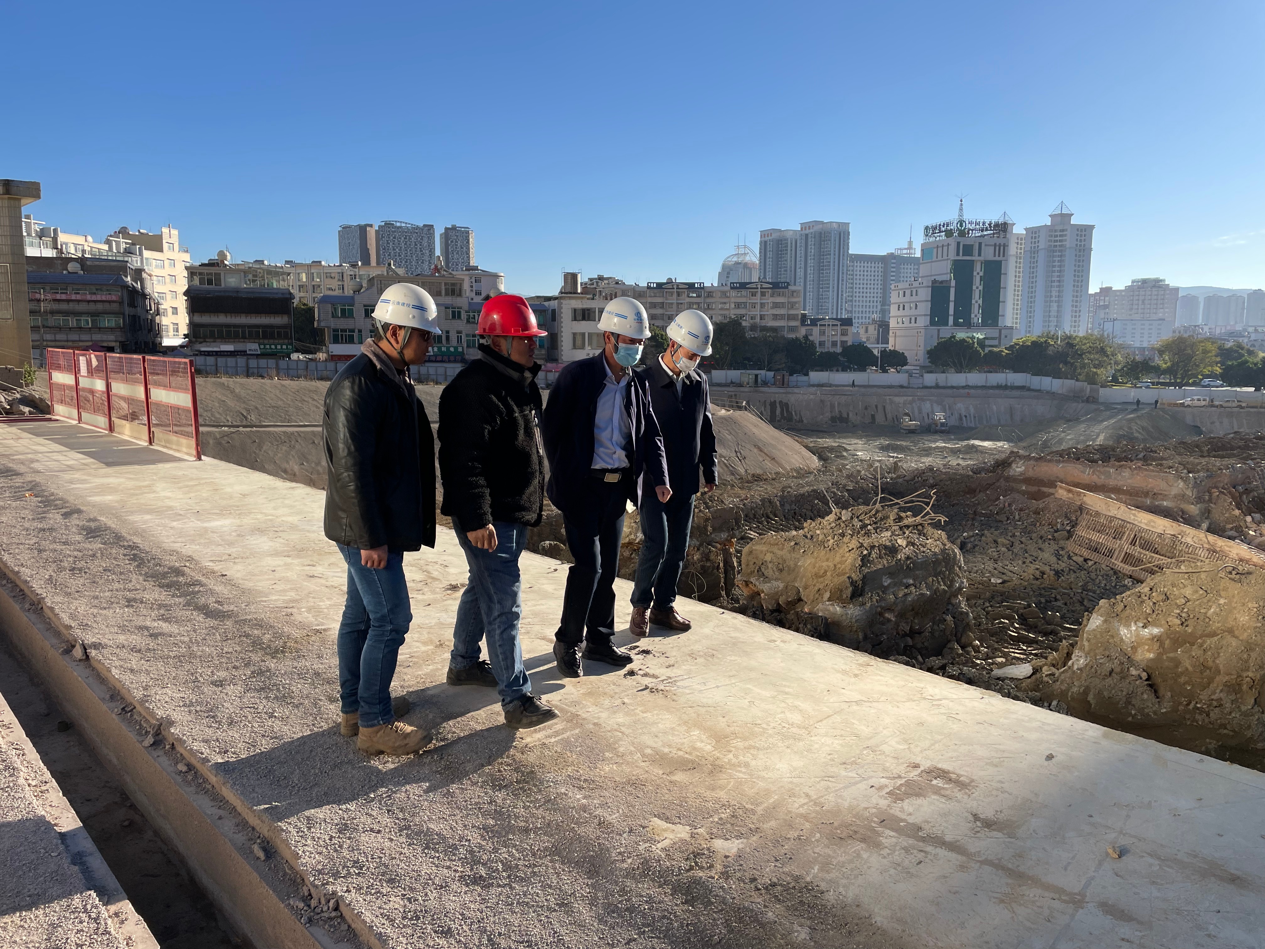 【贯彻一线工作法】陈定华一行到大理水岸华府项目检查