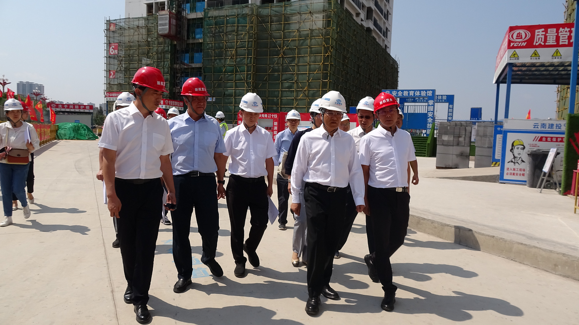 楚雄州委副书记、州长张文旺到楚雄新航鸿雅项目调研