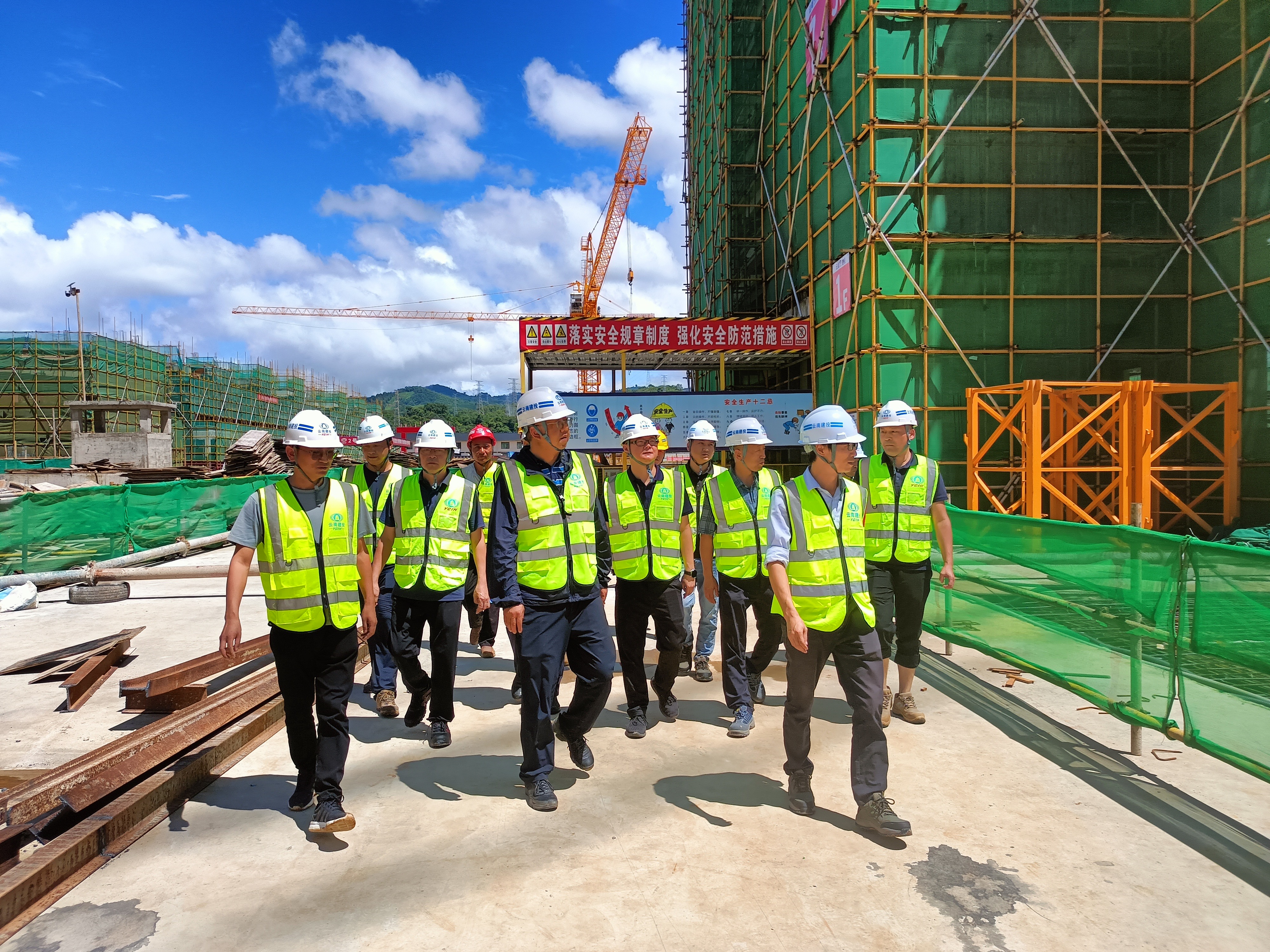 【公司要闻】集团安全总监段益庆调研镇康县保障性租赁住房建设项目