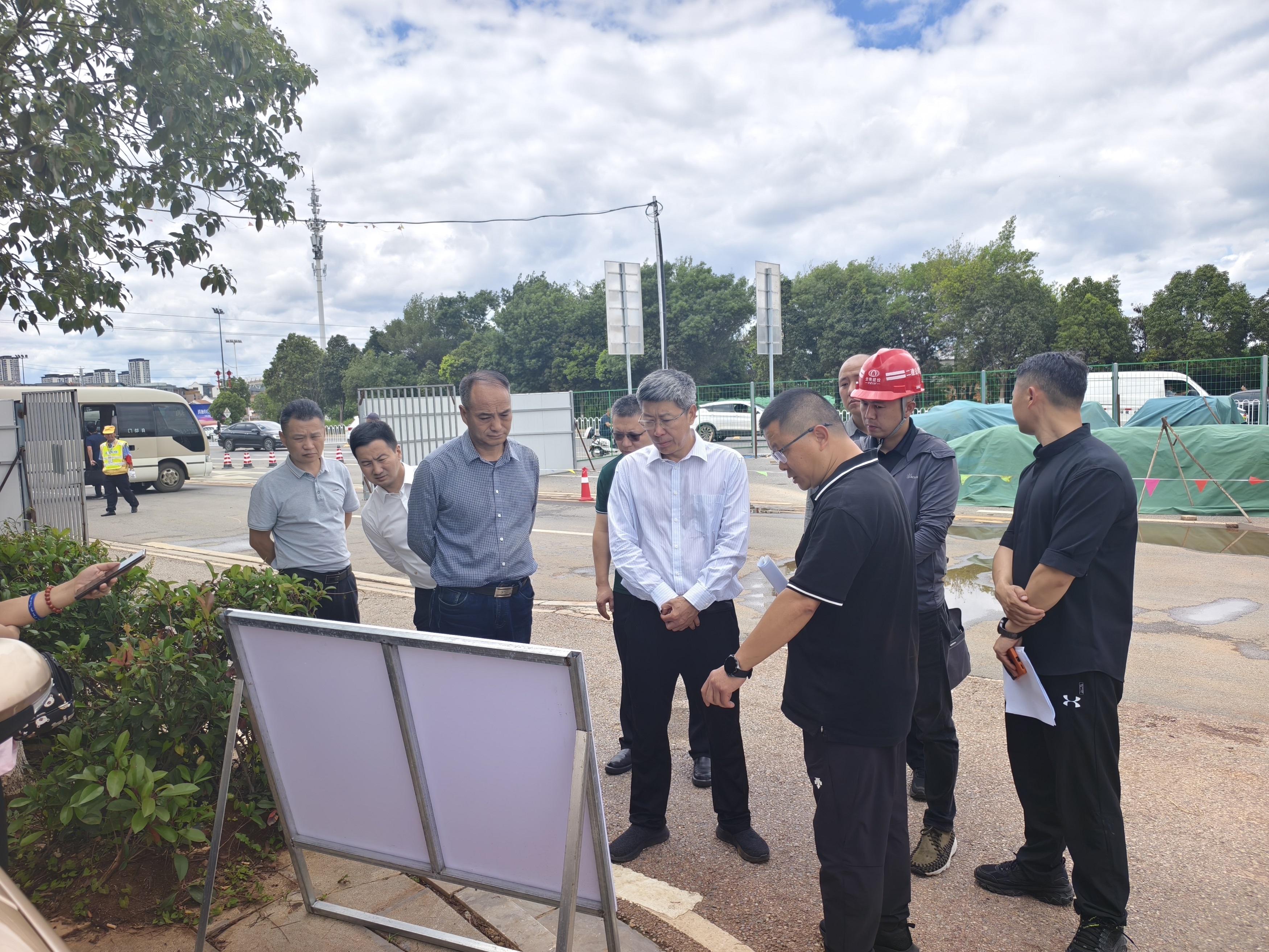 【公司要闻】云南滇中新区党工委委员、管委会副主任、昆明市官渡区委书记陈汉一行调研虾坝河综合整治工程