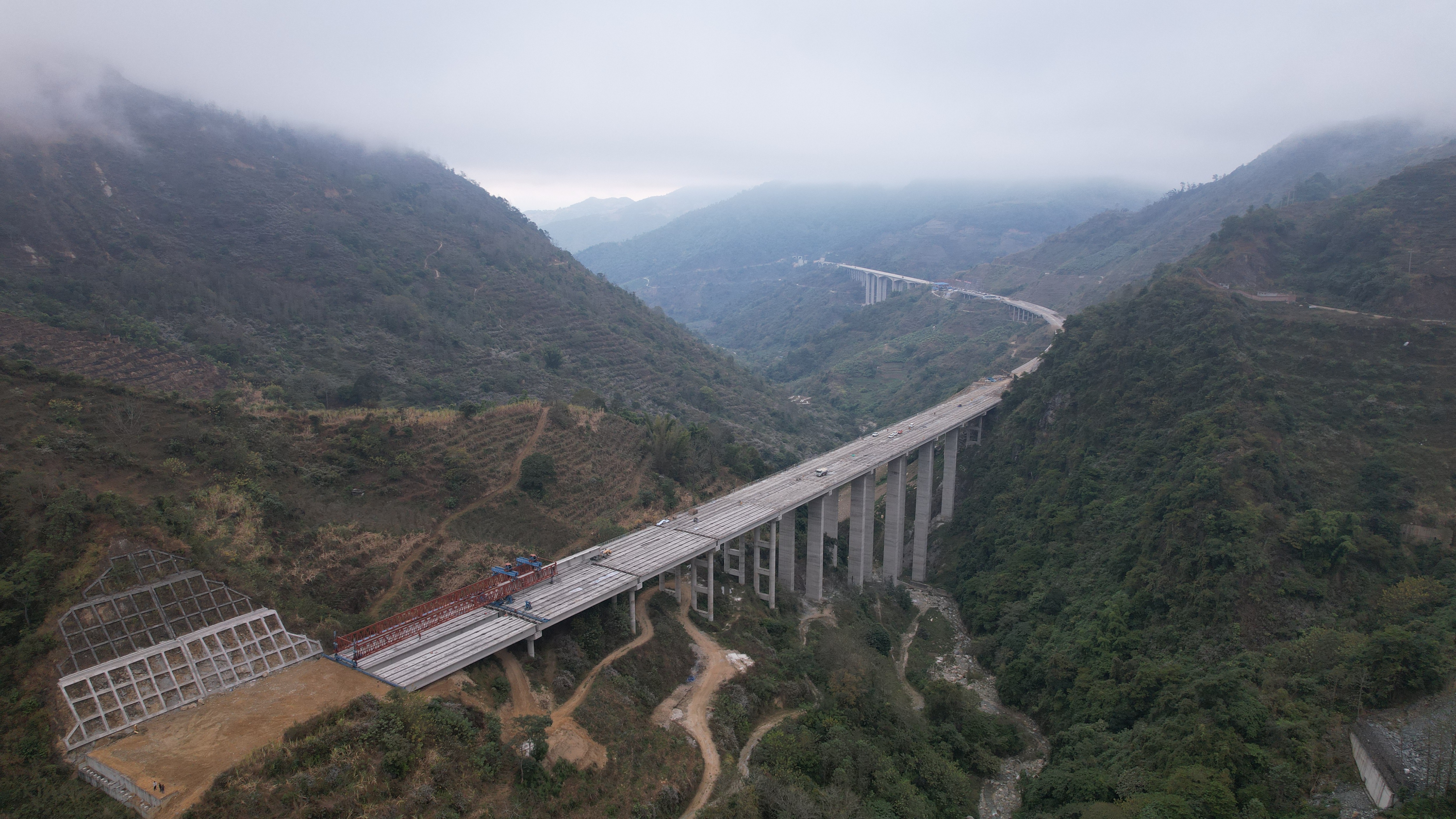 【项目动态】元绿高速土建五分部嗝迷2号大桥40mT梁架设完成