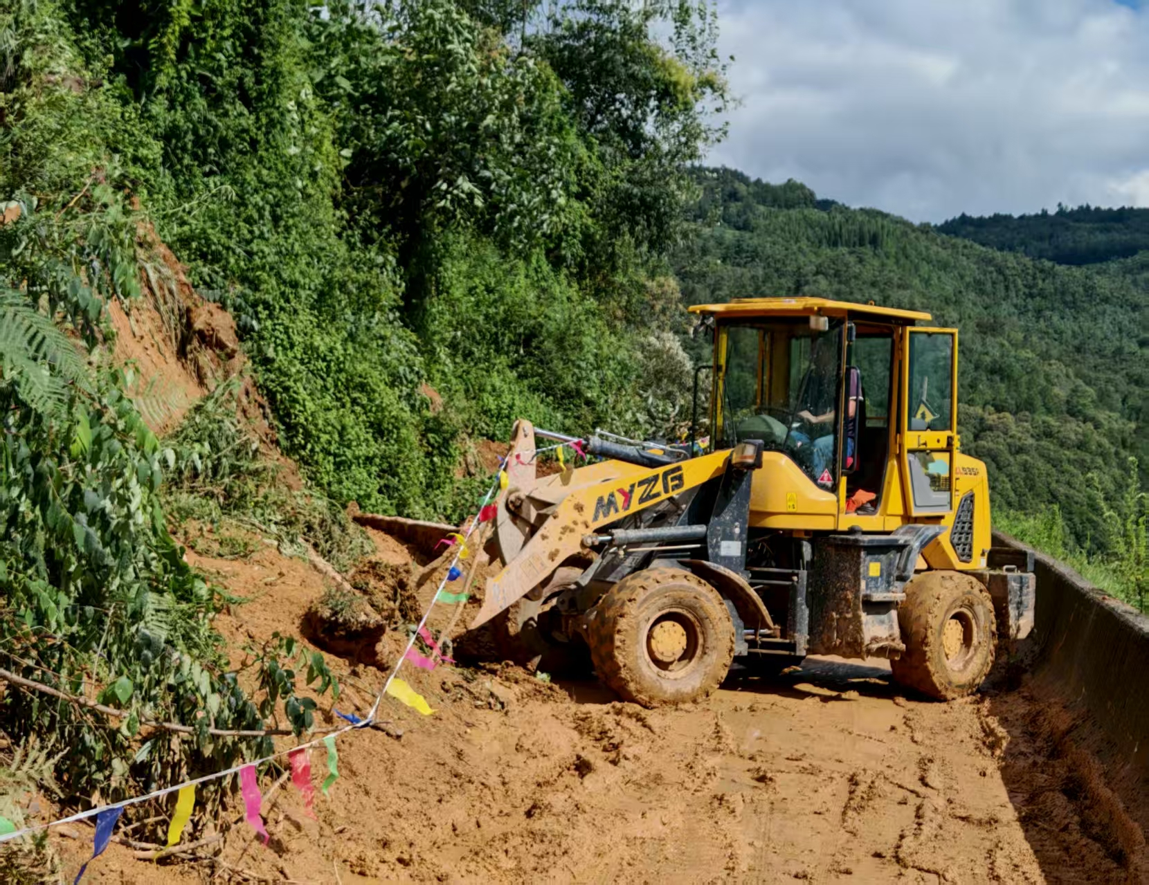 【一线资讯】黄龙水库扩建工程施工项目协助阿子营街道办事处开展山体滑坡应急抢险